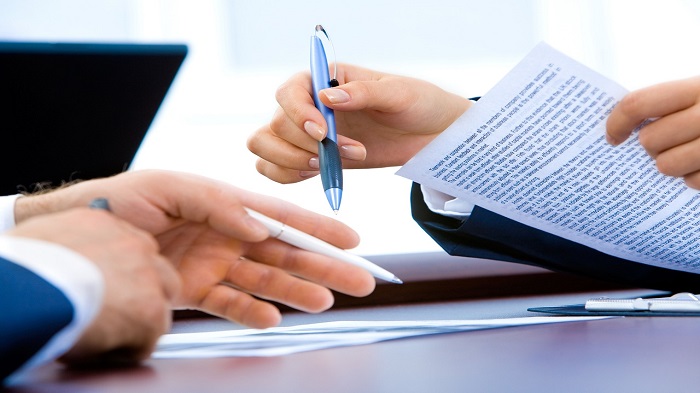 deux personnes signant un contrat - administration mauricienne - activsolutions