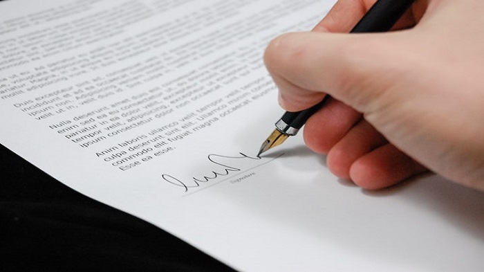 signature de contrat-domicilier son entreprise-activsolution