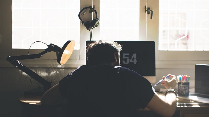 personne qui est assis dans son bureau-travailler à la maison-activsolution