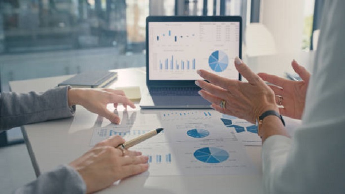 Analyse de données, stratégie de marketing ou statistiques par des responsables du développement commercial planifiant la croissance de l'entreprise - optimisation fiscale - Activ Solution