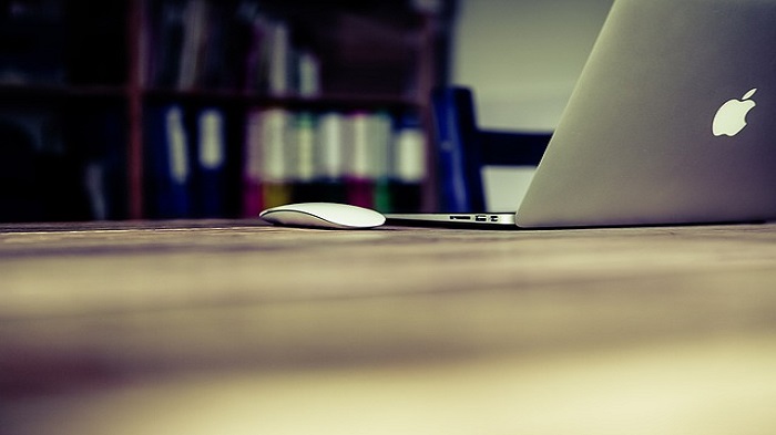 un laptop et un souris sur une table de bureau - domiciliation d'entreprise à Maurice - activsolution 