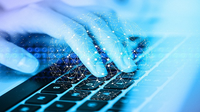 une main, un clavier et un réseau - société offshore - Activ Solutions 