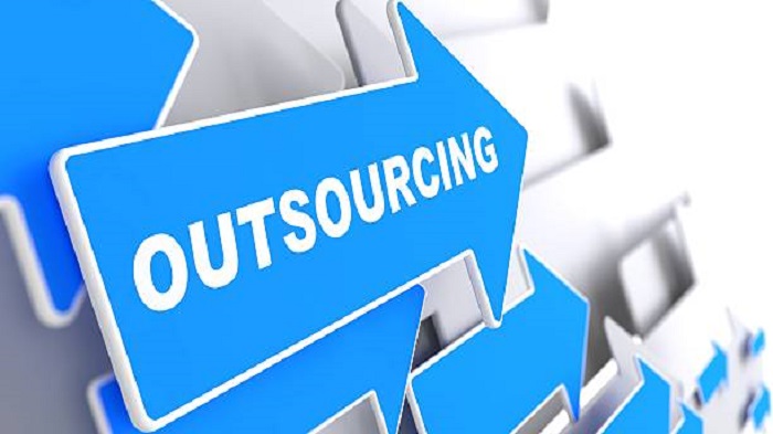 plaque indiquant "outsourcing" - externalisation offshore - activsolutions