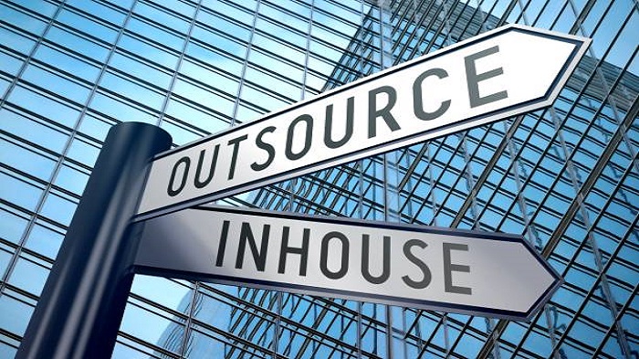 plaque indiquant inhouse et outsource  - externaliser la gestion de la paie - activsolutions 