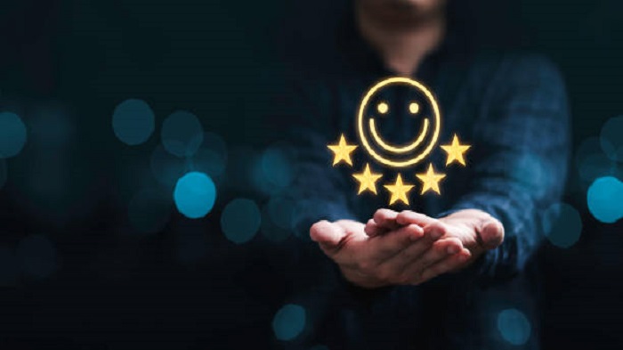 Homme d'affaires tenant l'icône de sourire pour la meilleure évaluation de la satisfaction client - satisfaction client - Activ Solution