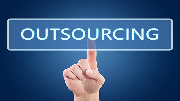 Main appuyant sur le bouton Outsourcing sur une interface à fond bleu - externaliser le service téléphonique - Activ Solution
