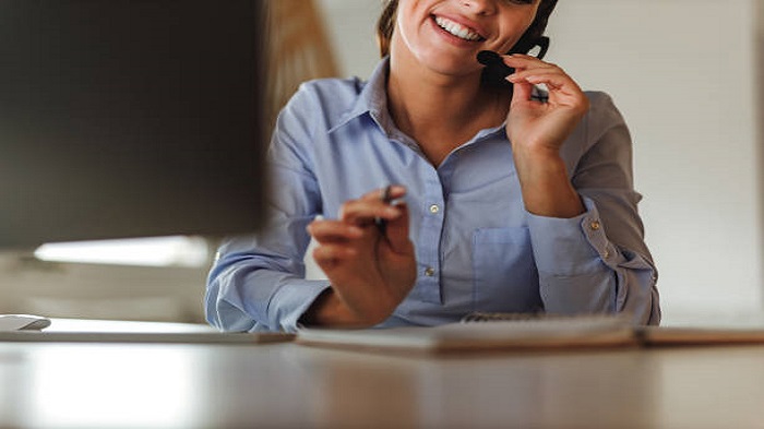 une femme en appel en utilisant un microphone - externaliser le service téléphonique - Activ Solution