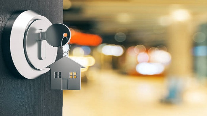 Porte ouverte avec porte-clés de maison en argent - domicilier son siège social - Activ Solution