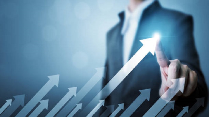 Homme d'affaires pointant une flèche vers le graphique de la croissance future de l'entreprise - pépinière d'entreprise à Maurice - Activ Solution