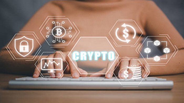 une personne assise devant une illustration de la cryptomonnaie - l'île Maurice - Activ Solution