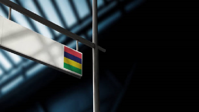 Drapeau de l'île Maurice sur le panneau d'information des départs de l'aéroport - création de société offshore île Maurice - Activ Solution 