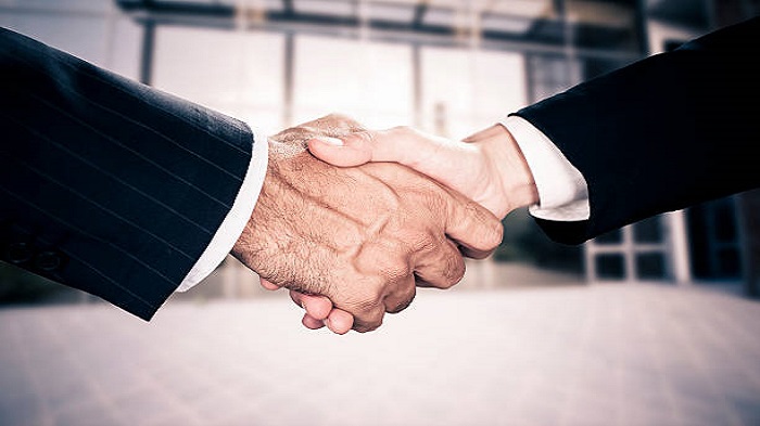 deux hommes d'affaires se serrant les mains - création de société offshore île Maurice - Activ Solution 