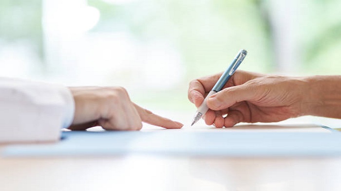 deux personnes en train de signer un contrat - créer une société offshore Maurice - Activ Solution
