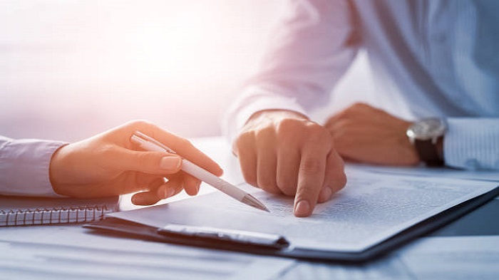 deux hommes d'affaires signant un contrat - crée une société offshore pour les activités internationales - Activ Solutions