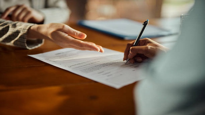 une femme anonyme signant un contrat - conseils création de société offshore à Maurice - Activ Solution