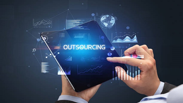 Homme d'affaires tenant un smartphone avec l'inscription OUTSOURCING - externalisation de la comptabilité - Activ Solution