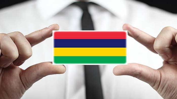 une main tenant un mini drapeau de Maurice - Externalisation de service client à Maurice  - Activ Solution