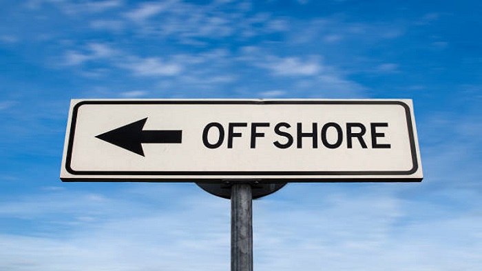 une plaque avec les mots "offshore" - créer une société offshore - Activ Solution