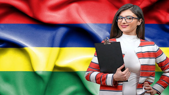 une femme d'affaires et le drapeau de Maurice - créer une société offshore à l'île Maurice - Activ Solution