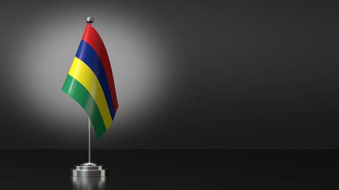 un mini drapeau de Maurice sur une table de bureau - domicilier son entreprise à l'île Maurice - Activ Solution