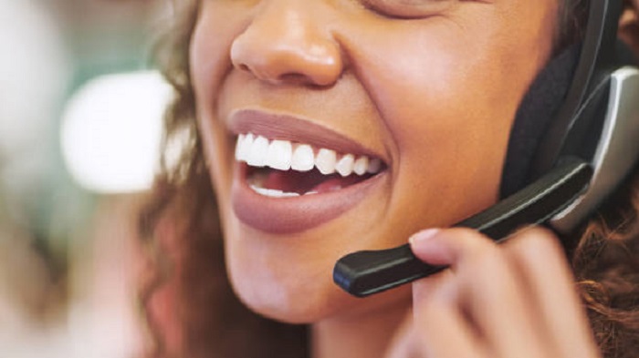 une téléconseillère anonyme en appel - externalisation téléphonique à Maurice - Activ Solution