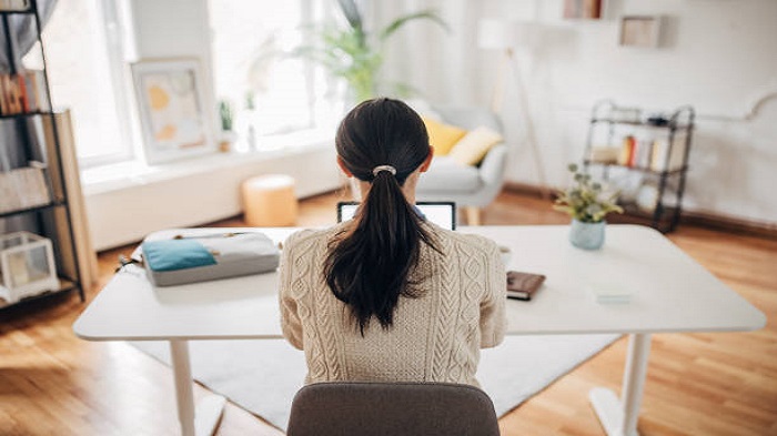 photo de dos d'une femme travaillant chez elle - télétravail à domicile - Activ Solution