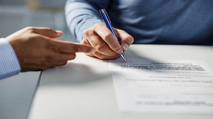 Gros plan d'un homme signant un contrat - domiciliation commerciale à Maurice - Activ Solution