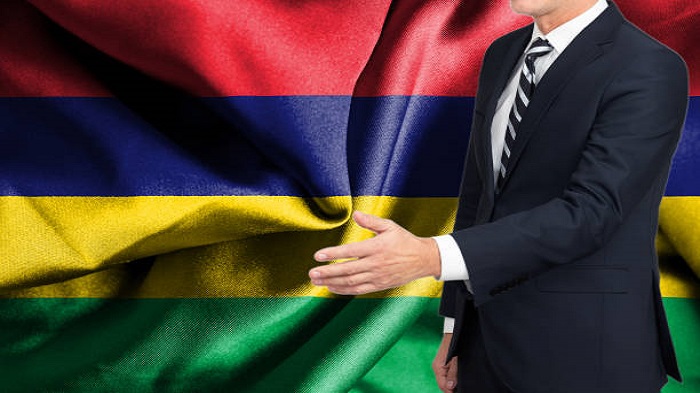 un homme d'affaire anonyme et drapeau de l'île Maurice - externaliser ses services - Activ Solution