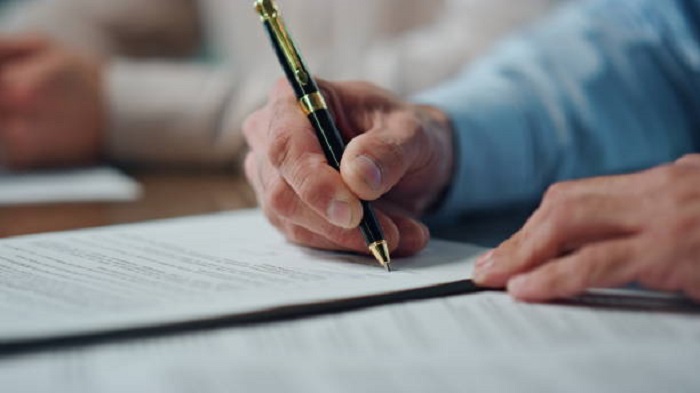 un homme anonyme signant un contrat - île Maurice - Activ Solution